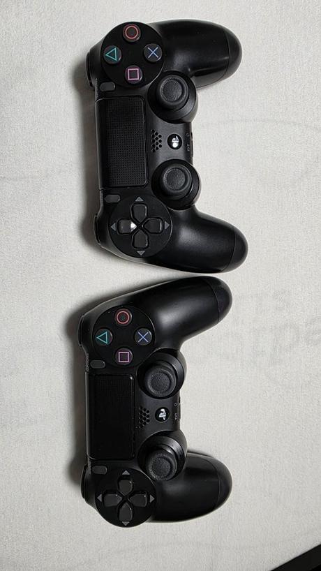 Predám playstation 4 pro 1tb + 2 ovládače s nabíja,