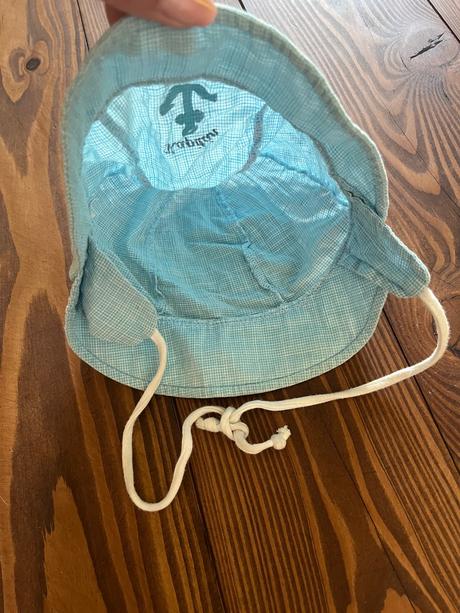 Klobúk na zaviazanie, 74