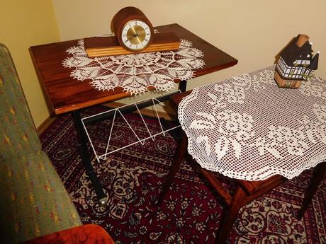 Drevený stolík s kov. konštrukciou-na kolieskach, 