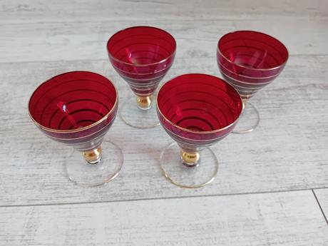 Poháre s červeného skla, 