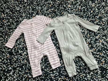 2 zipsovacie pyzamka, 62