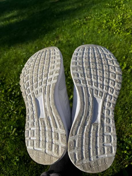 Buď kráľovná bielych tenisiek, adidas,37