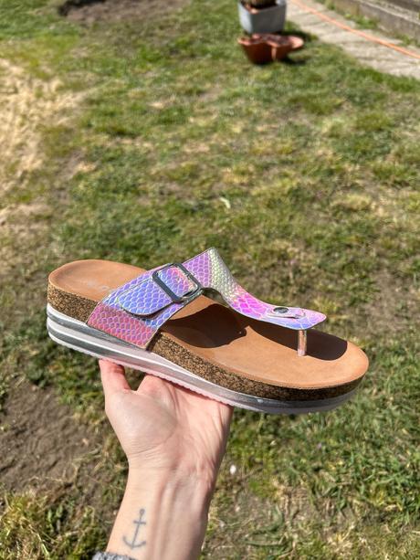 Šľapky medzi prsty, 38