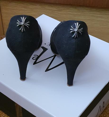 Čierne lodičky, 37