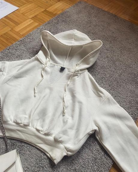 Biela crop mikina, s