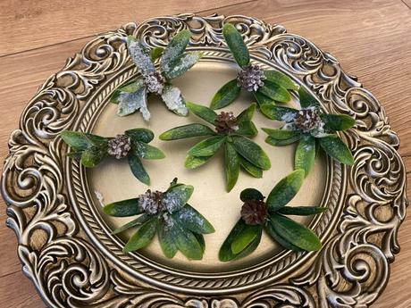 Lístočky zasnežené so šiškou 7 ks,