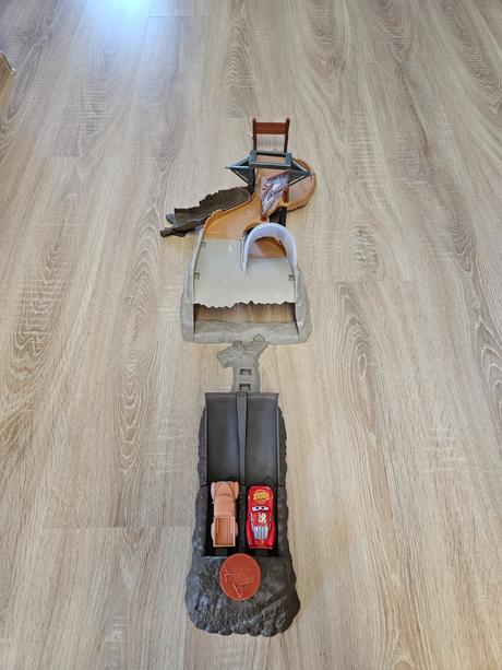 Cars pretekárska dráha midnight jump, 