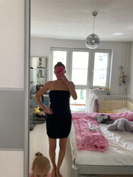 Elasticke jednoduché čierne saty bez ramienok,