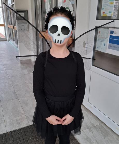 Kostým s krídlami,  tutu sukňou a čelenkou veľ. un, 