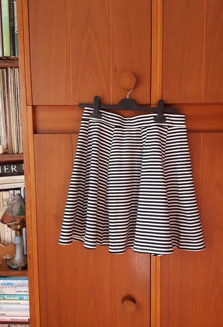 Pásikavá suknička pekného strihu, esmara,40