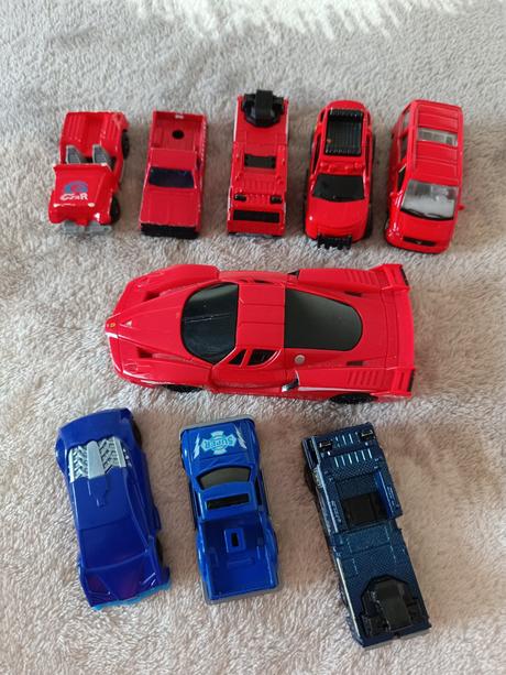 Červene a modré autíčka, 