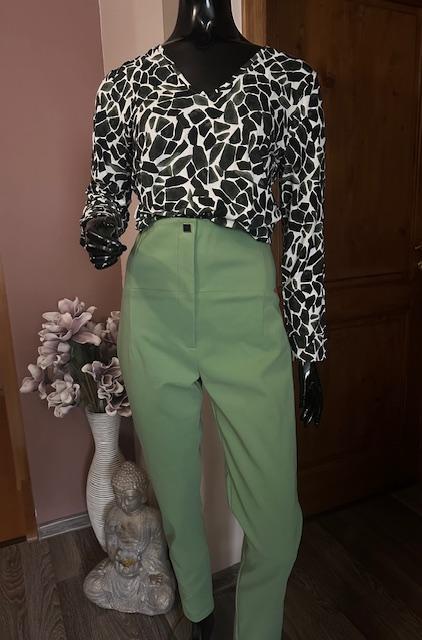 Zeleno biely top so vzorom a výstrihom zn. magenta, l / m