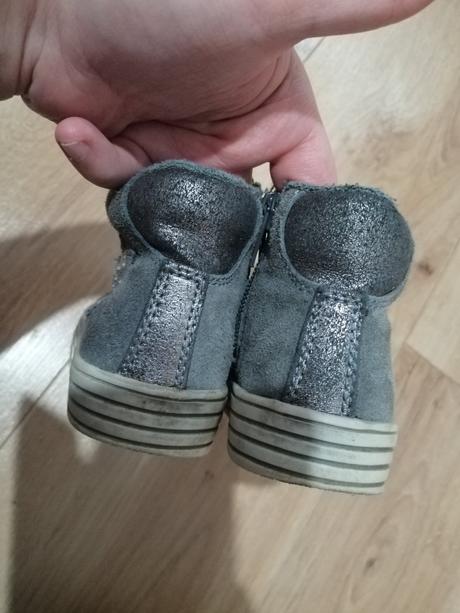 Semišove topánky, 25
