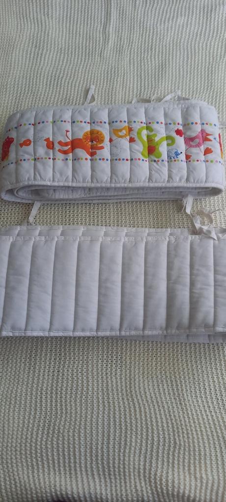 Hniezdo okolo postieľky ikea, 