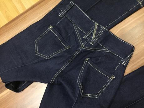 Nohavice s pukmi, 26