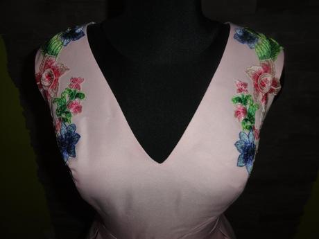 Púdrové šaty s kvetinami, l