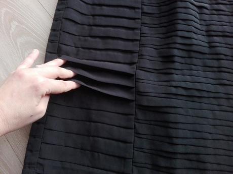 Zaujimave cierne saty, 40