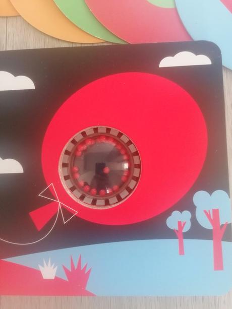 Kontrastna kniha s hrkalkou a karticky, 