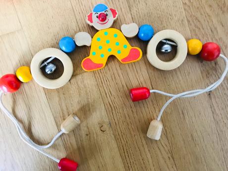 Drevená retiazka na kočík a hryzatko,