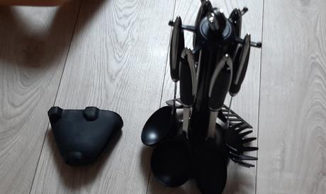 Stojan na pomocky do kuchyne, 