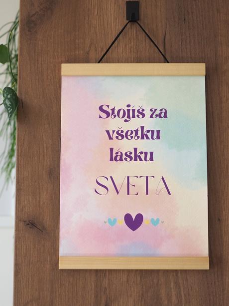 Pastelový print s akvarelovou grafikou a textom, 