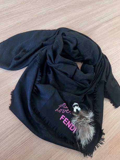 Karl loves fendi šál,