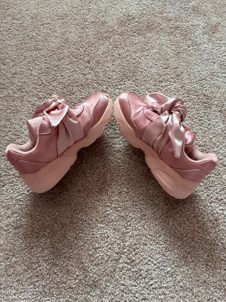 Saténové tenisky, 28