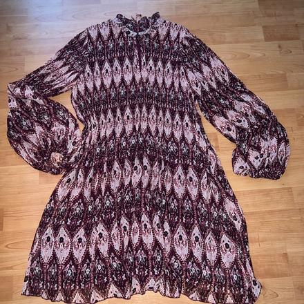 Krásne šaty, reserved