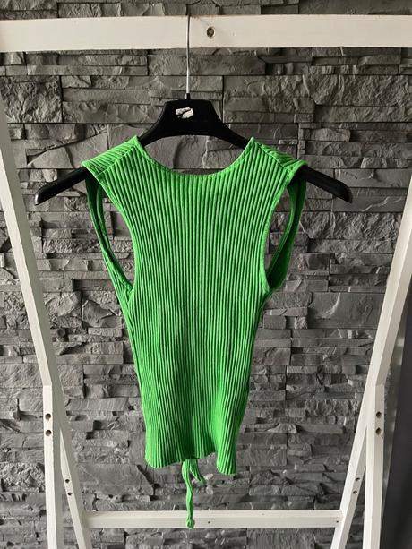 Zara sedi na m, zara,l