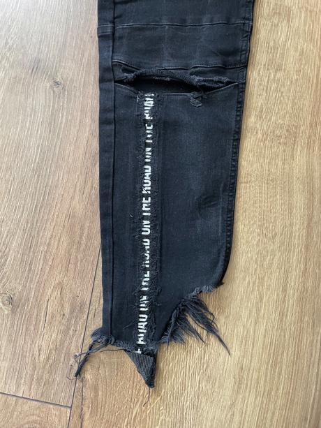 Čierne rifle s nápismi, zara,32