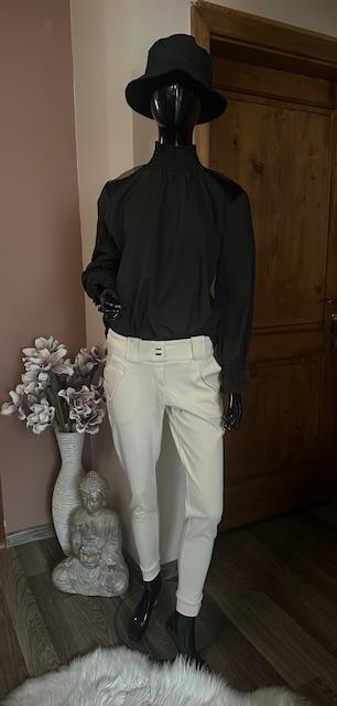 Čierna blúzka so stojačikom a s tylom na pleciach, m