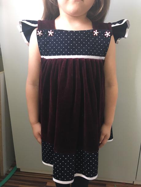 Zamatové slávnostné šaty, 92