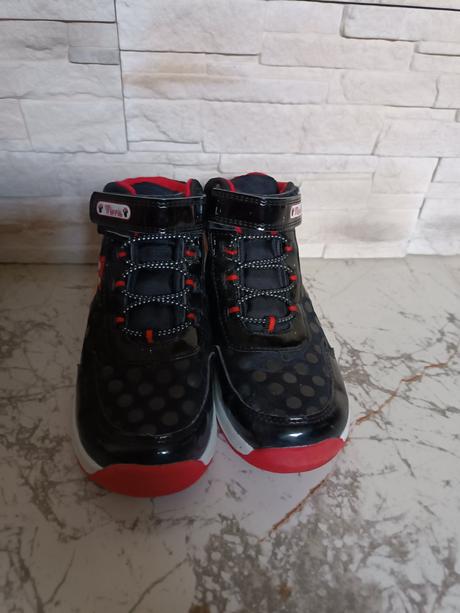 Členkové tenisky, 28