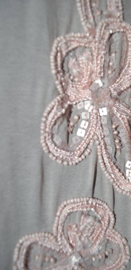 Vyšívané šaty, 42