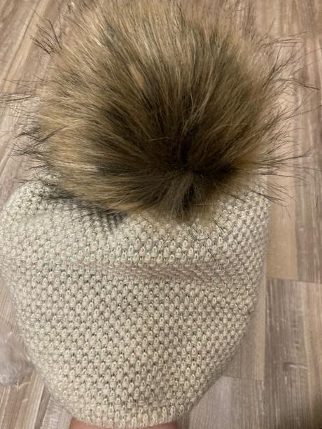 Krásna teplá nová zimná čiapka s krásnym brmbolcom, 