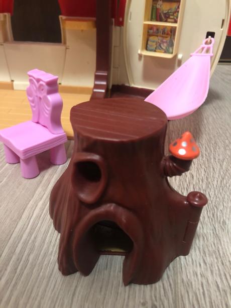 Domček s nábytkom snehulienky a trpaslíkov,