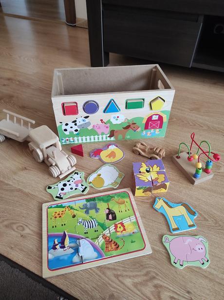 Drevená krabica s rôznymi hračkami a puzzle, 