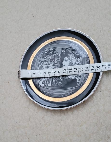 Dekoratívny porcelánový tanier, 