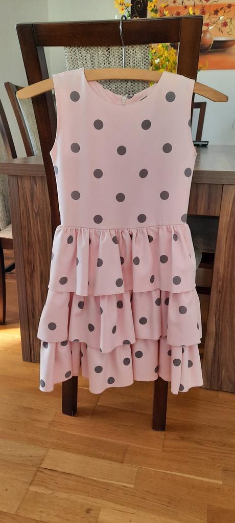 Bodkovane šaty, 140