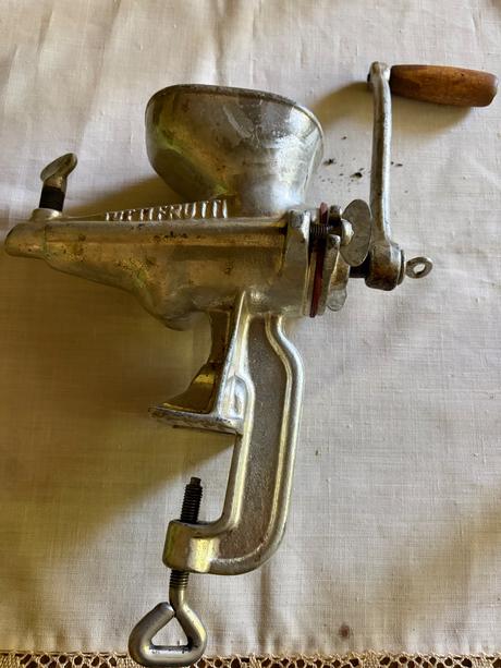 Stary odstavovac mlyncek kovovy vintage retro na,