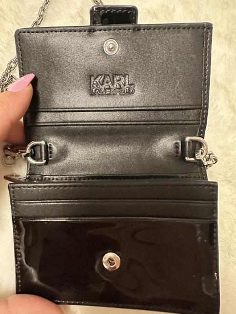 Malá lakovaná peňaženka s retiazkou karl lagerfeld, karl lagerfeld