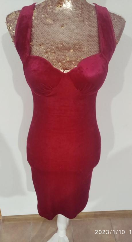 Nadherne vinove saty, 38