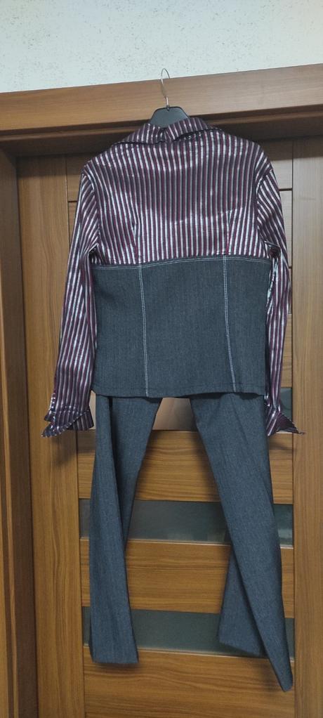 Nohavicový kostým, 42