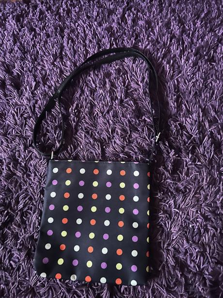 Bodkovaná kabelka cez plece, 