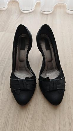 Cierne zamatove lodicky, 40