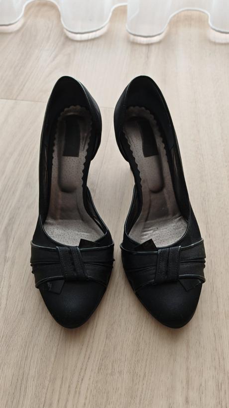 Cierne zamatove lodicky, 40