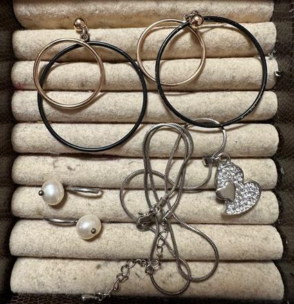 Set bižutérie náušnice 2x + náhrdelník so srdi, 