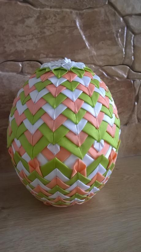 Nádherné otváracie vajíčko,