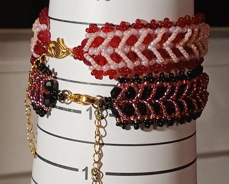 Jemné náramky zo sklenených korálok českej výroby, 