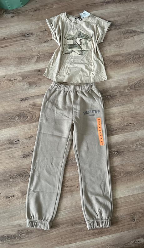 Tepláky a tričko a čierne tričká, sinsay,s